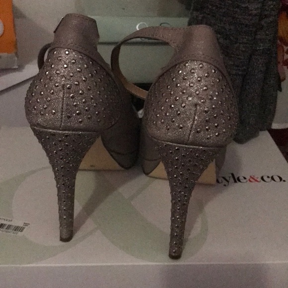 Gray pumps - Picture 2 of 3